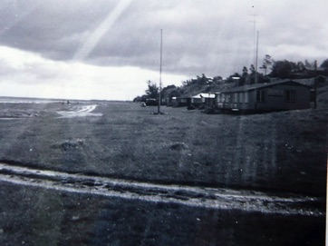 VED STRANDEN 2 - LYSTRUP STRAND, Pavillionen og vejen.jpg